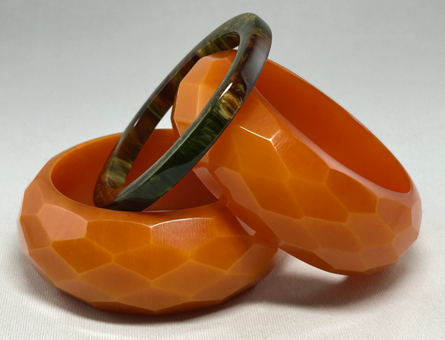 BB608 chunky pumpkin orange faceted bakelite bangles